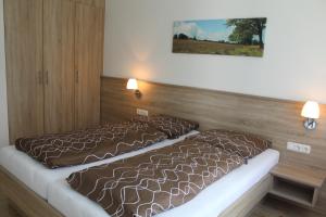 1 dormitorio con 1 cama con 2 almohadas en Ettelsberg Appart, en Willingen