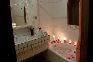 łazienka z wanną i umywalką ze świecami w obiekcie Apartamentos Jaronil w mieście Benaocaz +37 zdjęć
