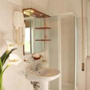 biała łazienka z umywalką i prysznicem w obiekcie Hotel Cassia w Rzymie