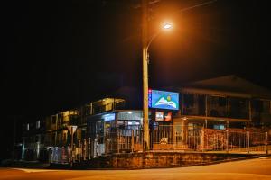a street light at night with a building at Murwillumbah Motor Inn in Murwillumbah