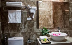 Phòng tắm tại Victor Hanoi Hotel
