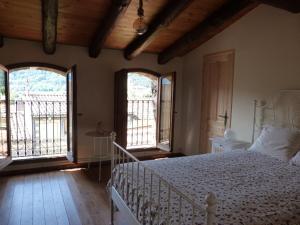 Łóżko lub łóżka w pokoju w obiekcie Les Magranes Bed & Breakfast
