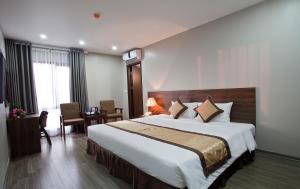 Giường trong phòng chung tại Victor Hanoi Hotel
