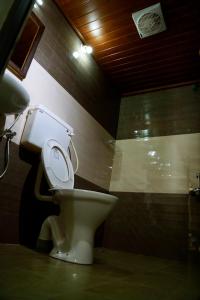 baño con aseo con tapa en Skyrock Inn, en Kattappana