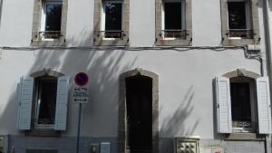 ブレストにあるstudio de charmeの白い建物(窓と目の前に看板あり)