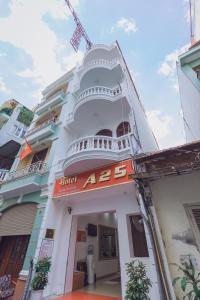 un gran edificio blanco con un cartel. en A25 Hotel - 12 Liên Trì, en Hanói