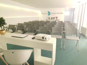 sala konferencyjna z krzesłami i stołem z komputerem w obiekcie Plaza Santa Ponsa Boutique - Adults Only. w miejscowości Santa Ponsa +37 zdjęć