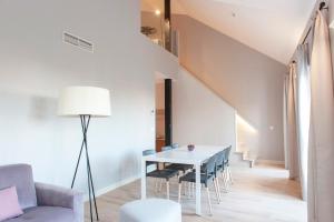 Un comedor con mesa y sillas en MH Apartments Central Madrid, en Madrid