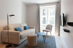 una sala de estar con un sofá y una mesa en MH Apartments Central Madrid, en Madrid