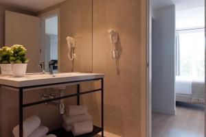 Un baño con lavabo y ducha en MH Apartments Central Madrid, en Madrid 38 fotos más
