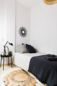 una camera bianca con un letto e una parete bianca di Apartamento Good Morning Velvet a Vecindario