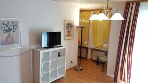 ハーゲンにあるMonteur Apartment Scarlettのリビングルーム(テレビ付)