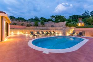 une piscine avec des chaises et une terrasse dans l'établissement Villa Molunat, à Molunat