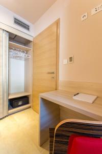 een kamer met een bureau, een deur en een rode stoel bij Villa Molunat in Molunat