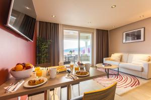 een woonkamer met een tafel met eten erop bij Villa Molunat in Molunat