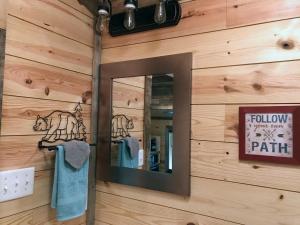 espejo en una pared de madera en el baño en Art Loft, en Sevierville 46 fotos más
