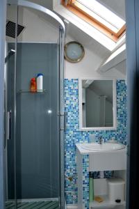 a bathroom with a shower and a sink at appartement dans maison, calme assuré in Corancy