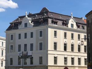 un gran edificio blanco con techo marrón en VIA`s Appartements und Ferienwohnungen, en Görlitz