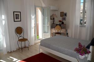 ヴィルヌーヴ・レ・ザヴィニョンにあるBel appartement Villeneuve Lès Avignonのベッドルーム1室(ベッド1台、テーブル、椅子付)