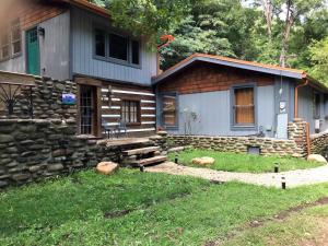 una casa con una pared de piedra junto a un patio en Art Loft, en Sevierville