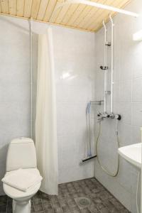 uma casa de banho com um WC, um chuveiro e um lavatório. em FolkiaCenter Gästhem - Vieraskoti - Guesthouse em Hanko