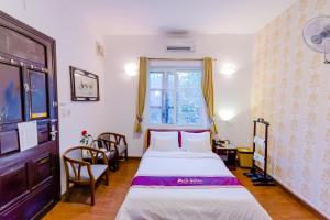 een slaapkamer met 2 bedden en een raam bij A25 Hotel - Hoàng Quốc Việt in Hanoi