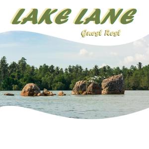 een beeld van een meer met rotsen in het water bij Lake Lane Guest Rest in Koggala