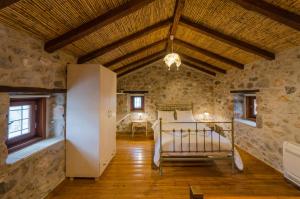 レオニディオにあるEv Zin Foliaの石造りの建物内のベッドルーム(ベッド付)