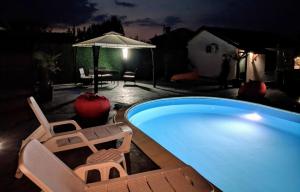 The swimming pool at or close to Guest House Raiski Kаt