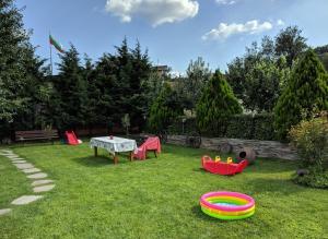 A garden outside Guest House Raiski Kаt