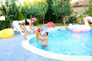 The swimming pool at or close to Guest House Raiski Kаt