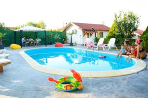 The swimming pool at or close to Guest House Raiski Kаt