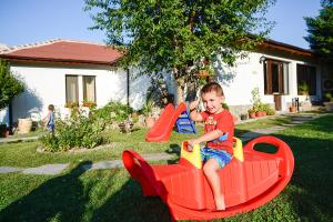 A garden outside Guest House Raiski Kаt