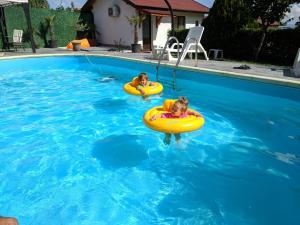 The swimming pool at or close to Guest House Raiski Kаt