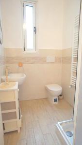 Un baño blanco con lavabo e inodoro. en Amazing Sea view, free parking, near to the centre, en Trieste 15 fotos más