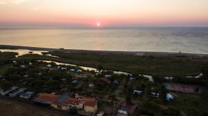 ポザーダにあるCamping Ermosaの夕日を眺めることができる海辺の空中