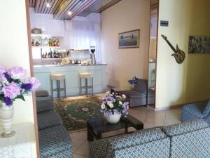 リミニにあるHotel Marittimoのリビングルーム(ソファ、花のテーブル付)