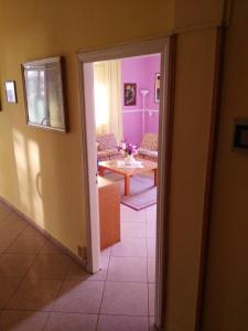 una porta aperta su un soggiorno con tavolo di Hotel Marittimo a Rimini