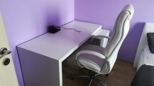 een wit bureau met een witte stoel in een kamer bij Big Apartment 291 - Rezidence Eliska Prague 9 in Praag