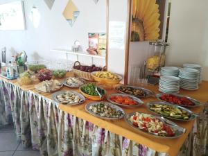 un buffet con molti piatti su un tavolo di Hotel Marittimo a Rimini