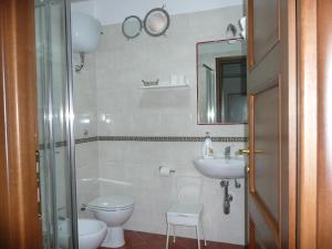 エルコラーノにあるGarden House Ercolanoのバスルーム(洗面台、トイレ、鏡付)