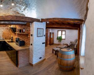 Reinhold Apartments في راكفيري: مطبخ وغرفة معيشة مع برميل