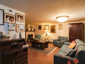 ein Wohnzimmer mit einem Sofa und einem Tisch in der Unterkunft Belvilla by OYO Giardino delle Giare in Castiglion Fiorentino