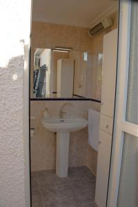カンポアモールにあるCasa con terrazaのバスルーム(洗面台、鏡付)