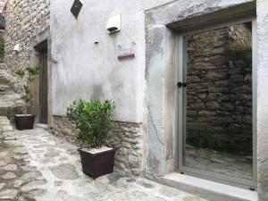 モンタルバーノ・エリコーナにあるYuba - Aragon home holidayの鉢植え石造りの建物への扉