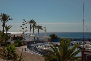 a view of a marina with palm trees and the ocean at Casa con terraza in Dehesa de Campoamor