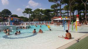 un gruppo di persone in una piscina di Mipro Mobilhome a Lido di Spina