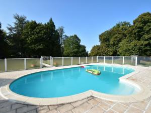 Kolam renang di atau dekat dengan Vintage Mansion in Saint Aubin sur Loire with Pool