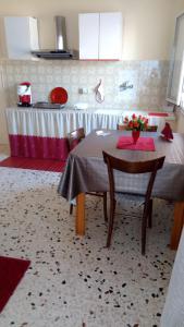 une cuisine avec une table et des chaises dans l'établissement Monolocale Rosina, à Trapani