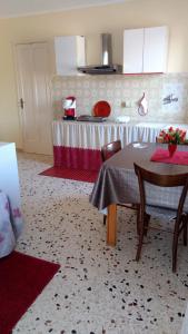 - une cuisine avec une table et des chaises dans la chambre dans l'établissement Monolocale Rosina, à Trapani